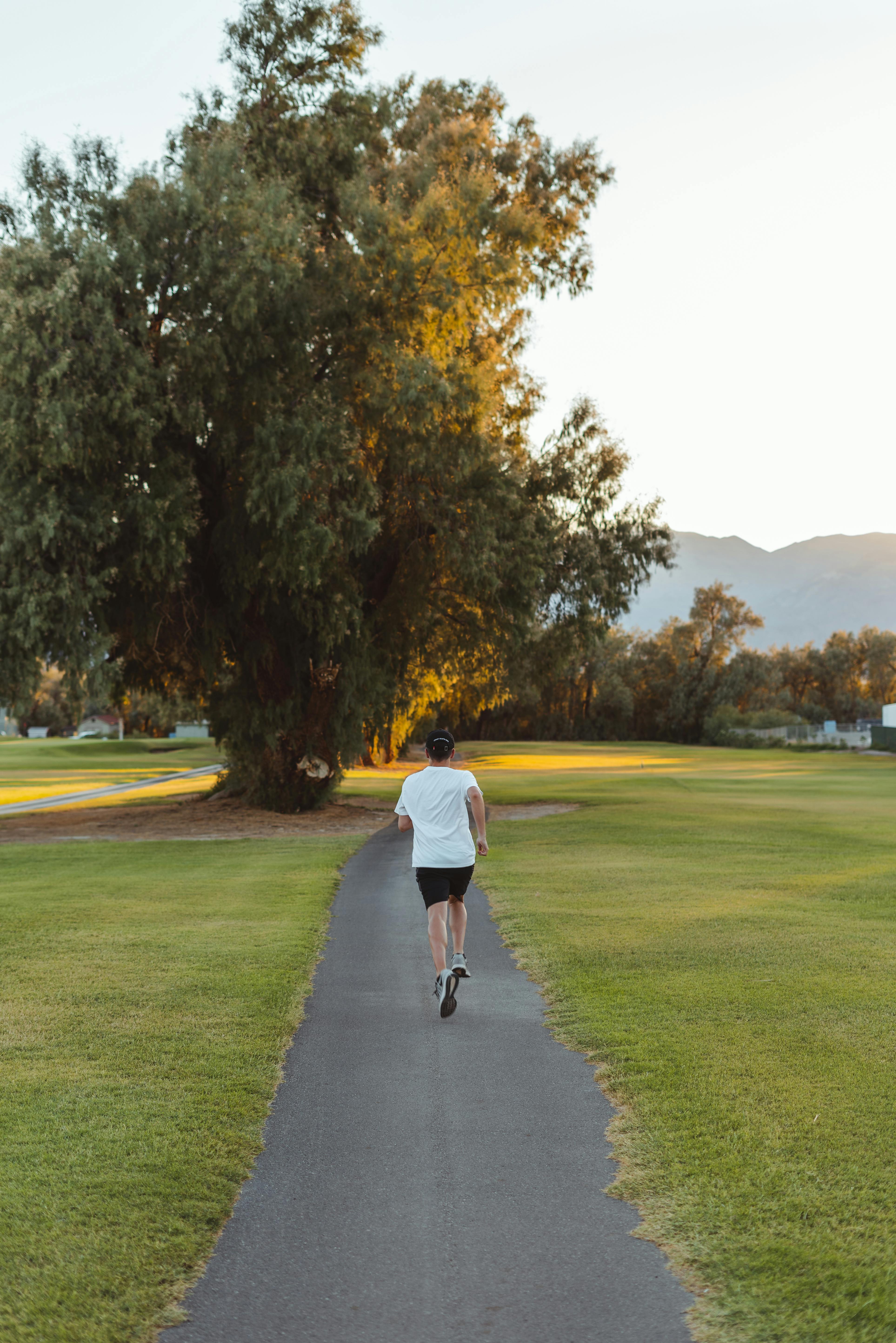 Persona corriendo en un parque